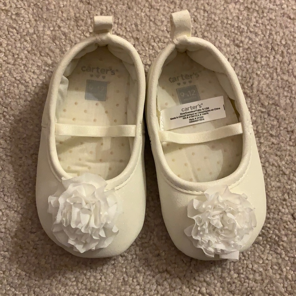 Carter’s size 9-12 months white with shimmer crib shoes